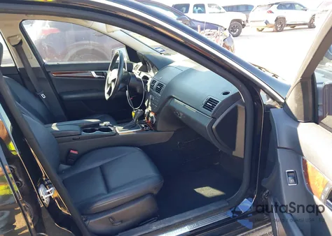 2010 Mercedes-Benz C 300 Luxury/Sport z USA, uszkodzony, nr VIN WDDGF5EB0AF470862